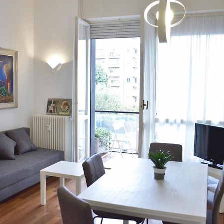 New Renovated Apartment With Balcony Porta Romana Milan Bagian luar foto