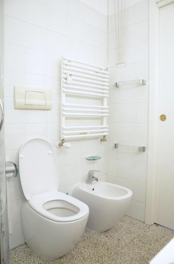 New Renovated Apartment With Balcony Porta Romana Milan Bagian luar foto