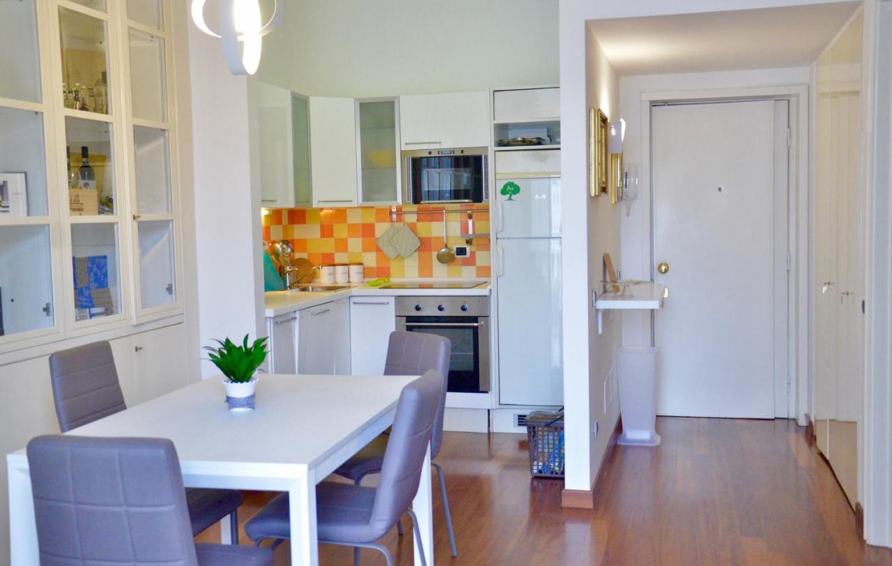 New Renovated Apartment With Balcony Porta Romana Milan Bagian luar foto