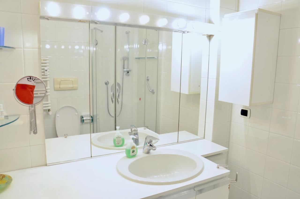 New Renovated Apartment With Balcony Porta Romana Milan Bagian luar foto
