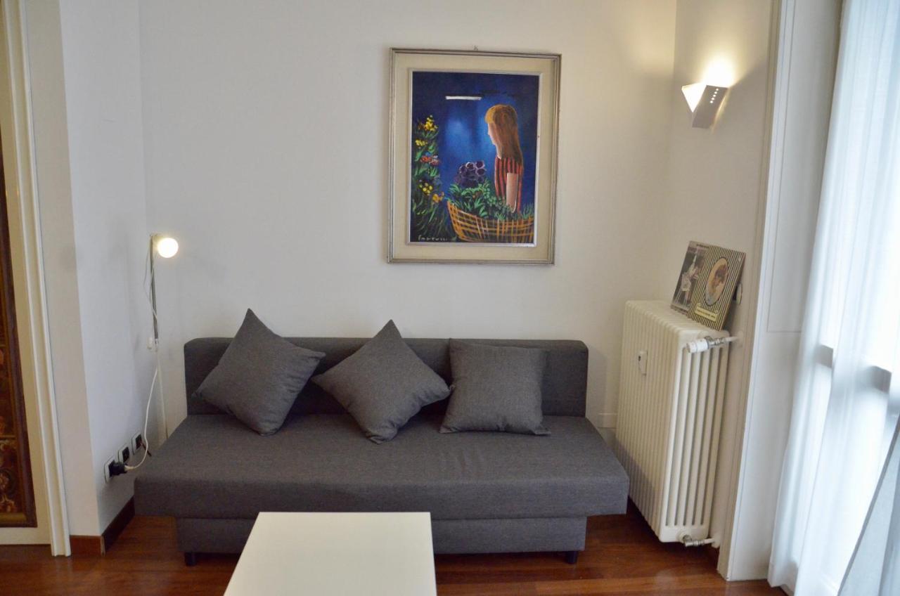 New Renovated Apartment With Balcony Porta Romana Milan Bagian luar foto