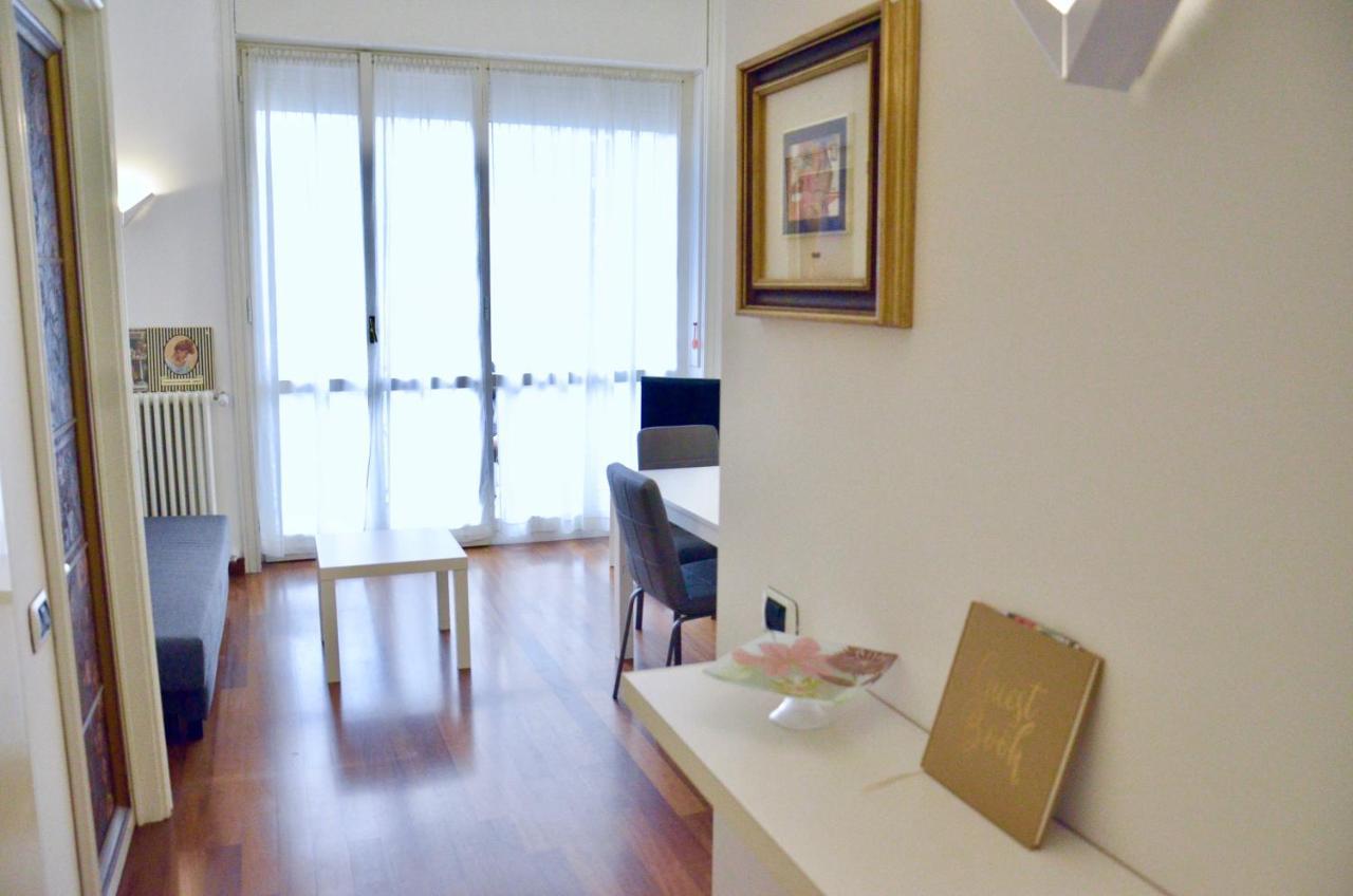 New Renovated Apartment With Balcony Porta Romana Milan Bagian luar foto